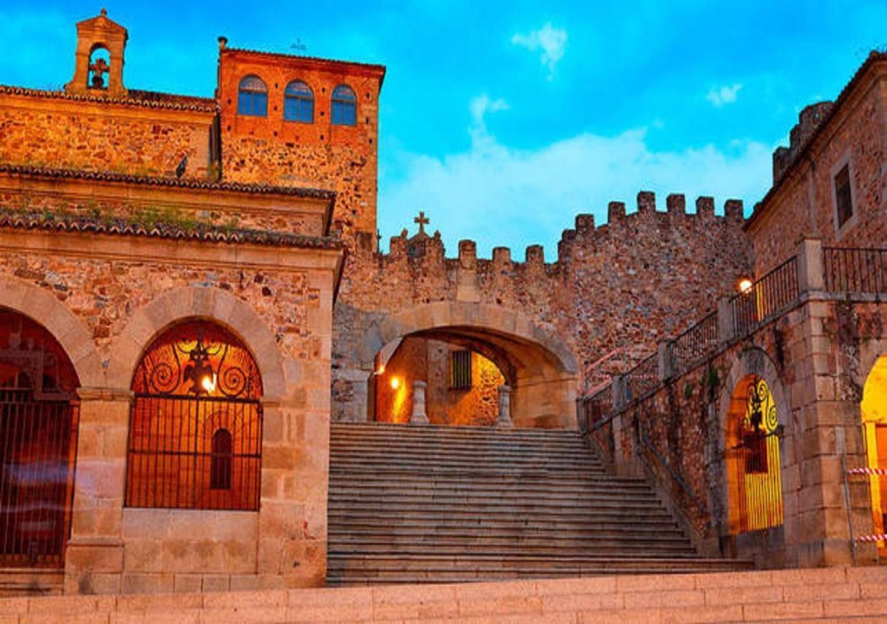 Apartamento Turistico Muralla De Caceres Exterior photo